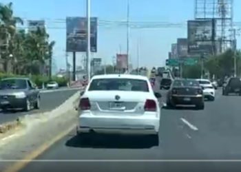 Captan a sujeto golpeando a una mujer en el auto