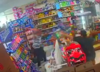 Mujer con supuesta esquizofrenia amenaza a los vecinos de Misión de las Flores